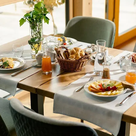 Evident Praegant 4 4*